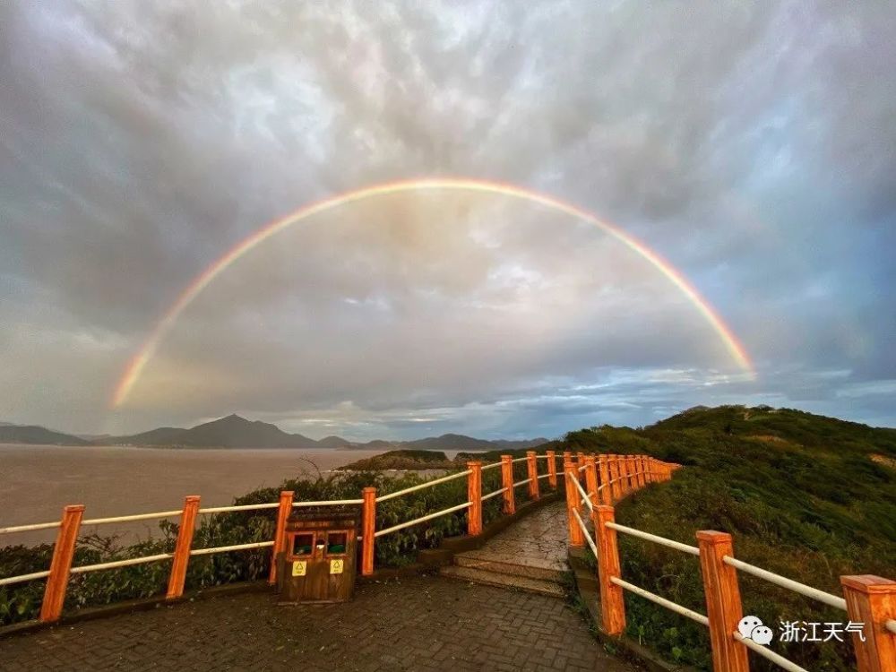 “盛夏微风，八号台风行踪揭晓，共赏晴空彩虹路”